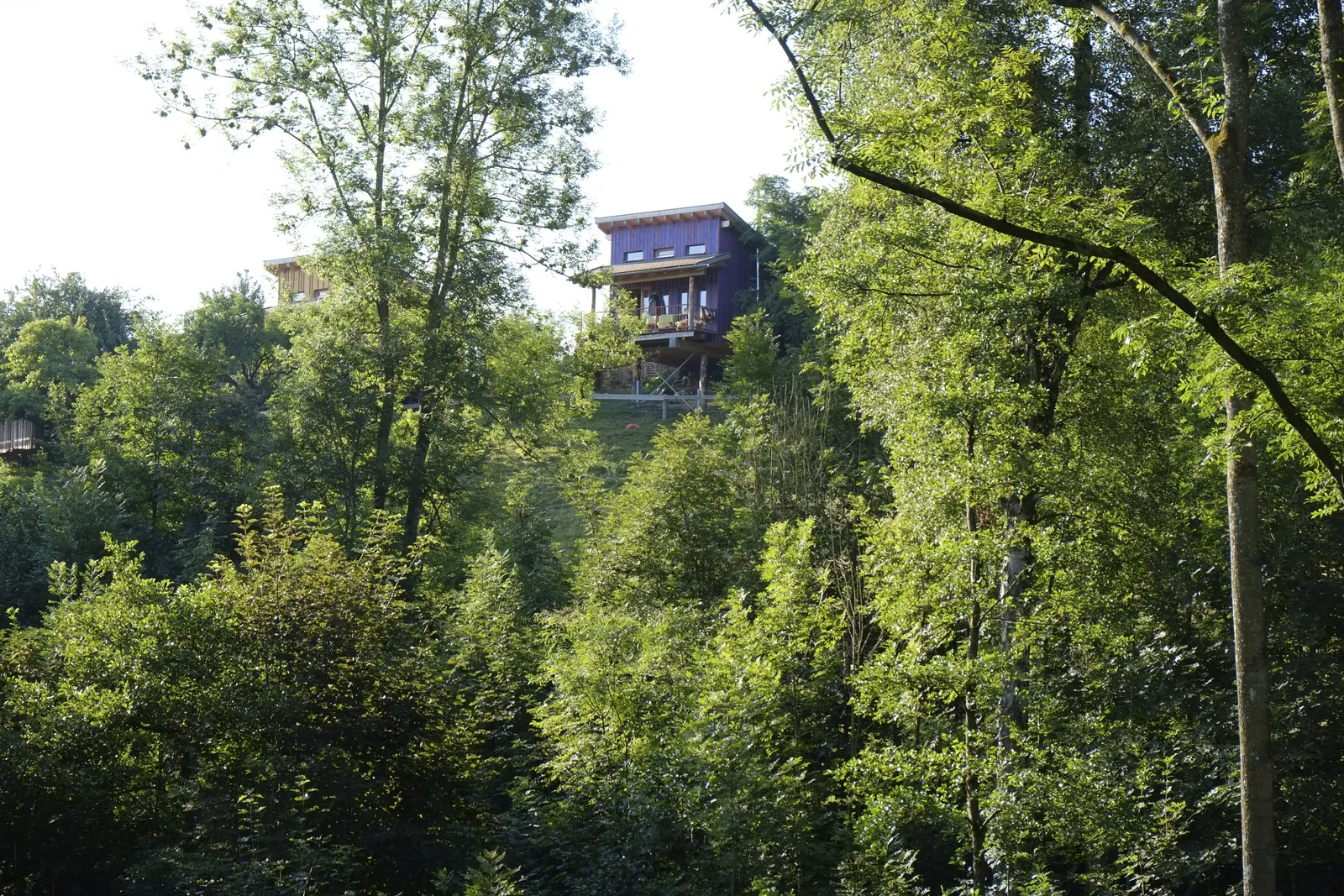Stelzenhaus in Blau-Rot – Bild 4