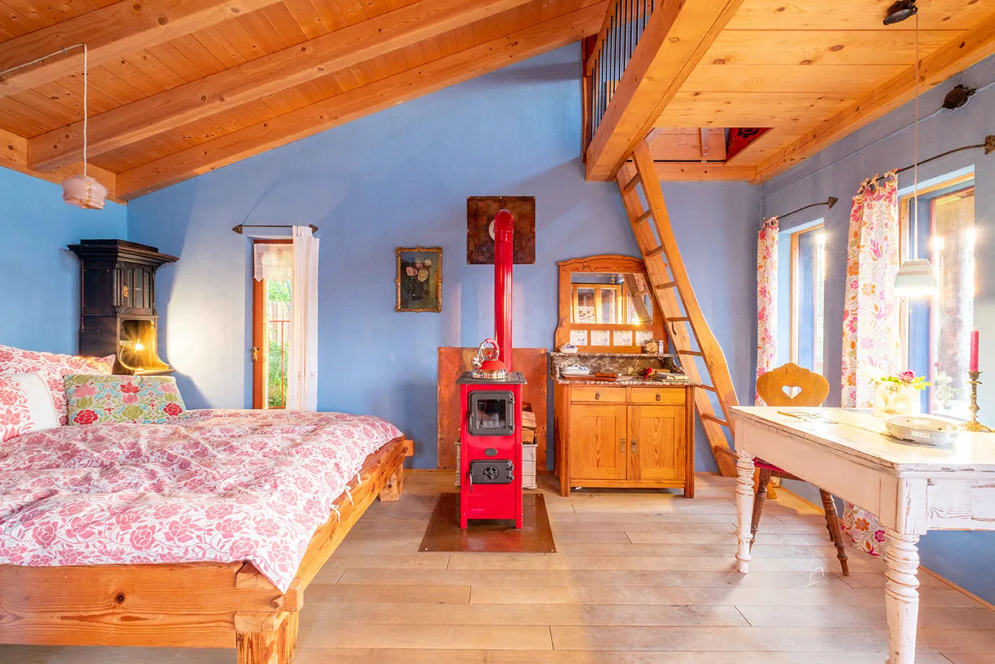 Stelzenhaus in Blau-Rot – Bild 10