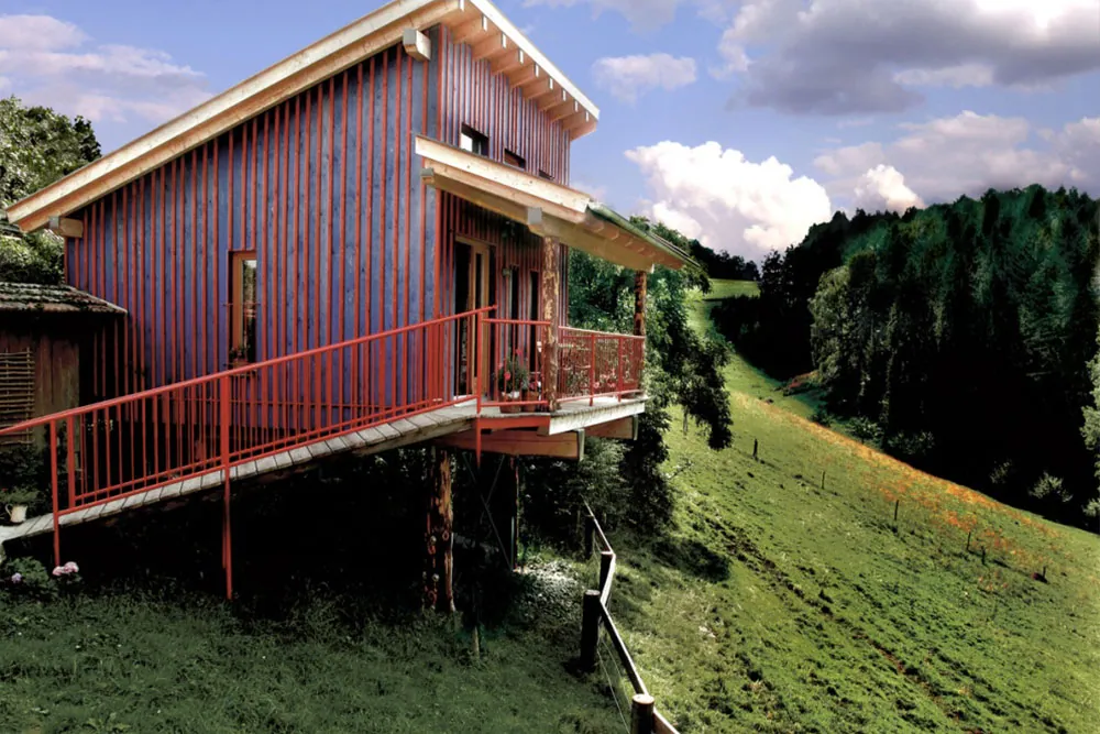 Stelzenhaus in Blau-Rot