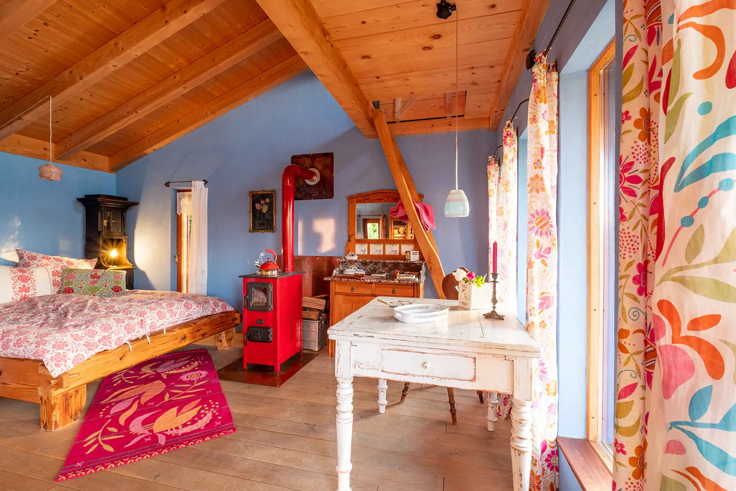 Stelzenhaus in Blau-Rot – Bild 8