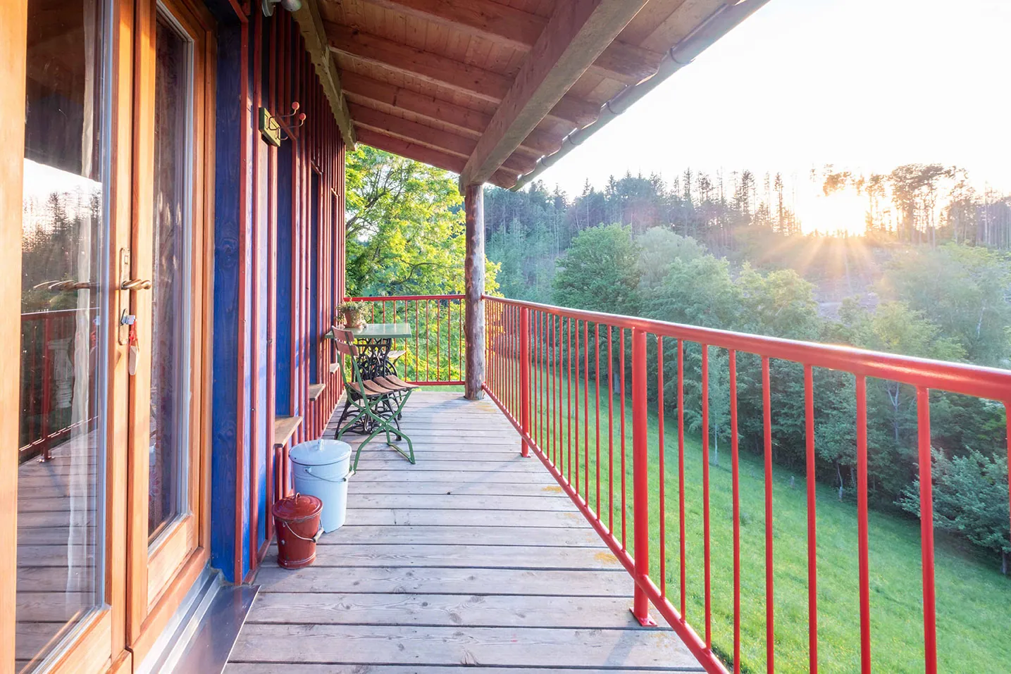 Stelzenhaus in Blau-Rot – Bild 7