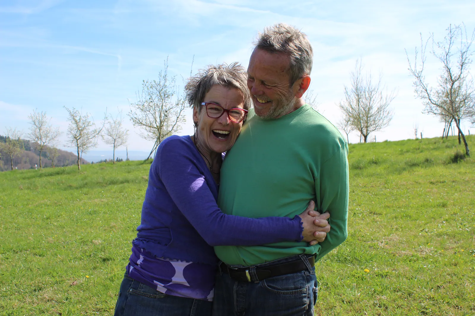 Birgit und Alfons Espenberger auf der Wiese am Hof