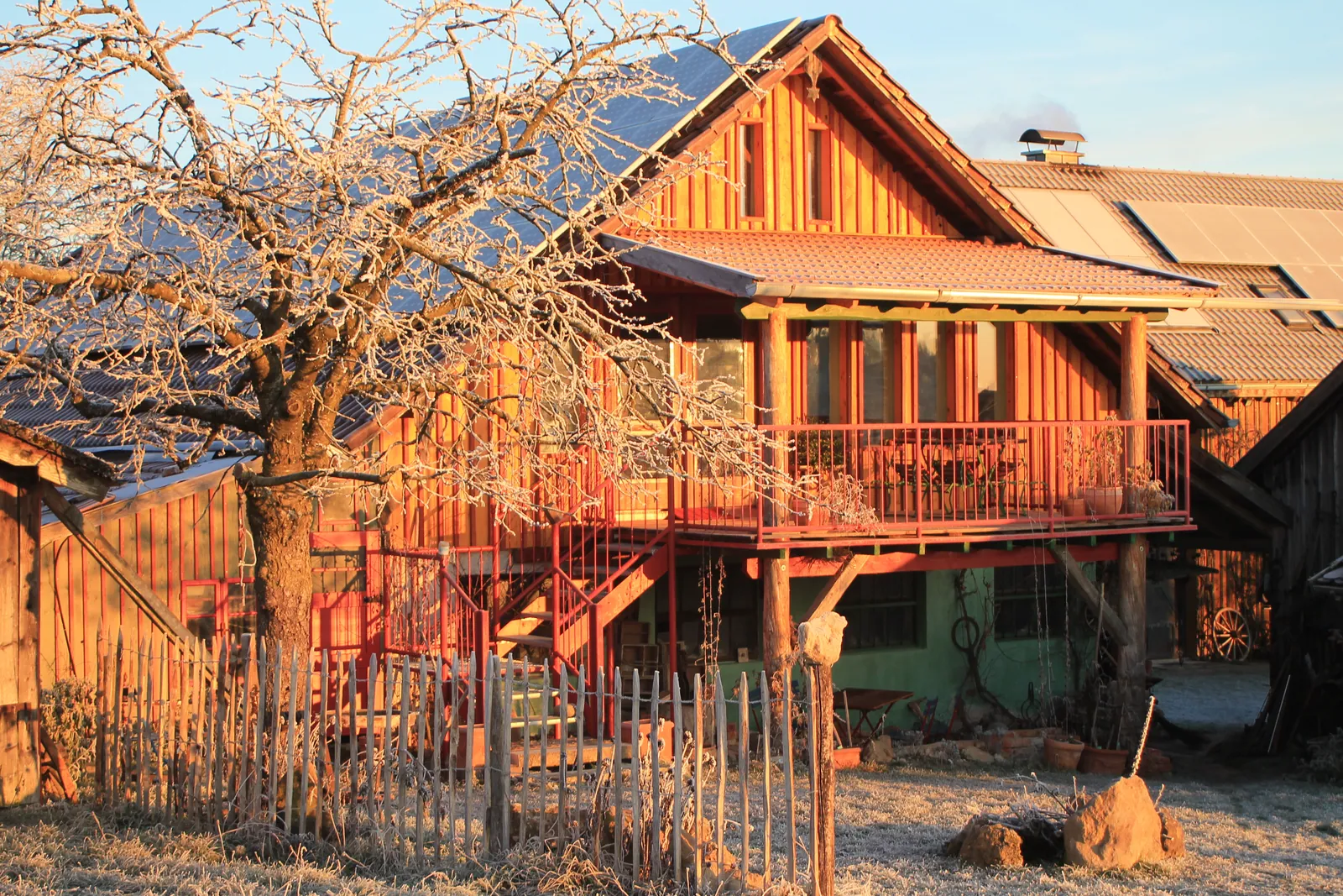 Stelzenhaus zwischen blühenden Obstbäumen auf dem Hof der Familie Espenberger