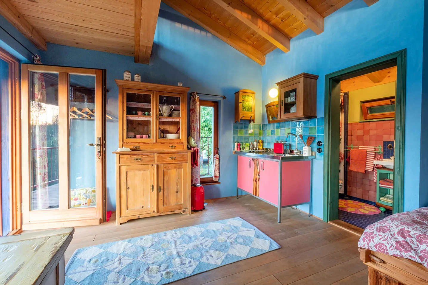 Stelzenhaus in Blau-Rot – Bild 11