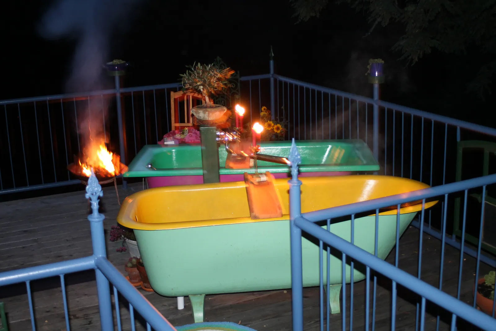 Freistehende Badewanne auf der Badeterrasse bei Nacht