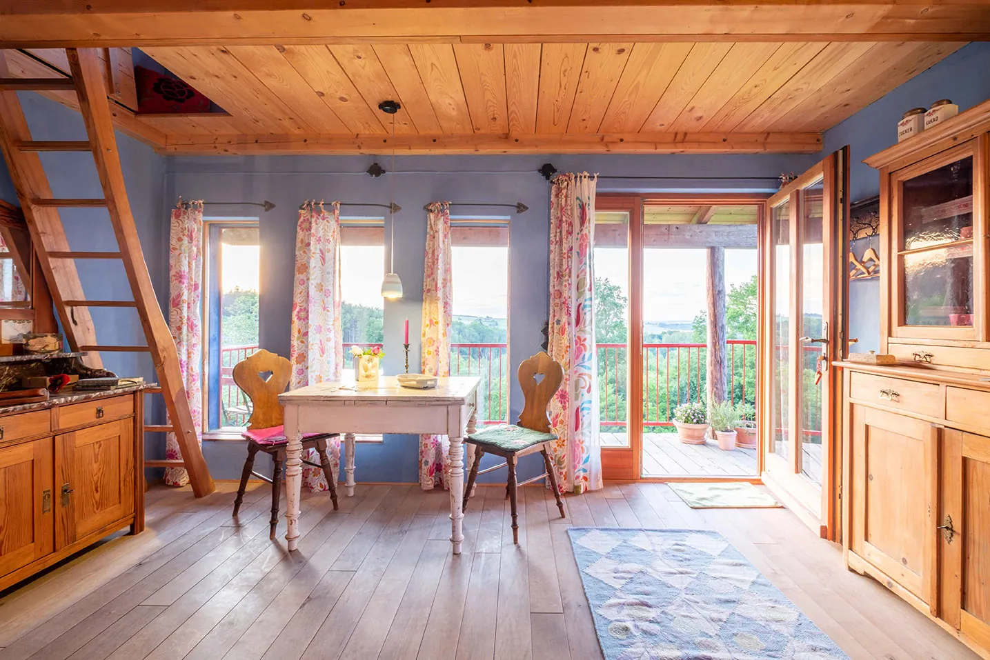 Stelzenhaus in Blau-Rot – Bild 12